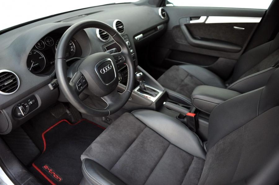 Интерьер Audi A3 Sportback e-tron (8V) 2012 года  (NA) (фото 24 из 28)